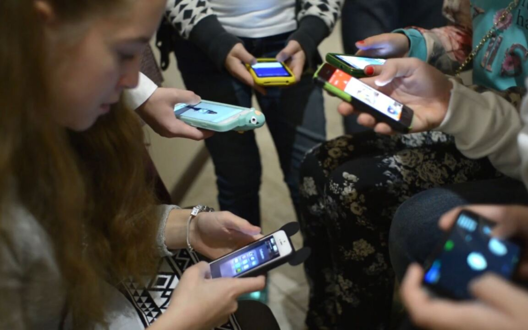 Utah Senate Moves to Ban Cell Phones in Classrooms